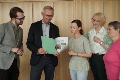 Foto der Übergabe im Rathaus