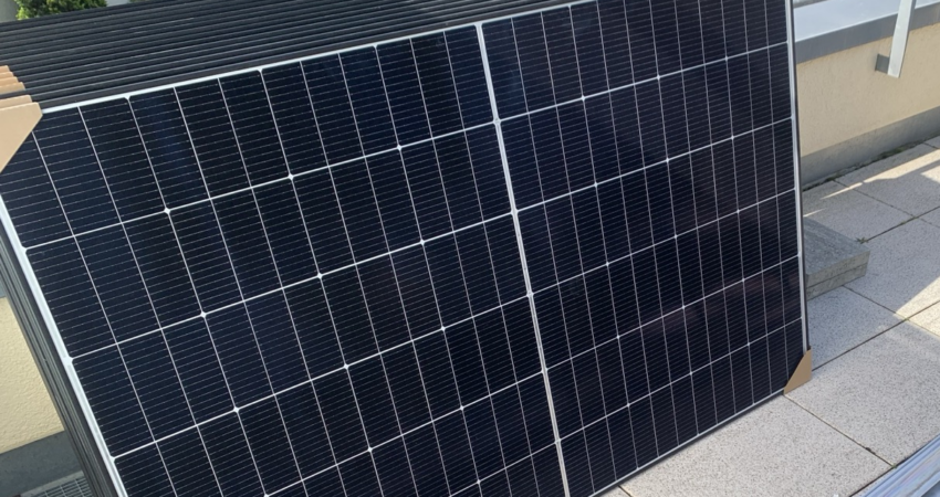 Solarpanele bereit zur Montage